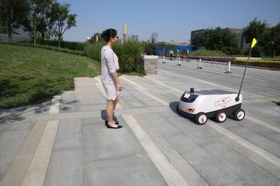 京东发布首辆无人配送车，明年有望大量商用