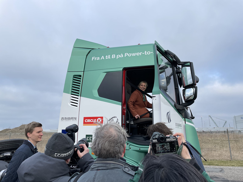 丹麦交通部长乘坐远程甲醇重卡