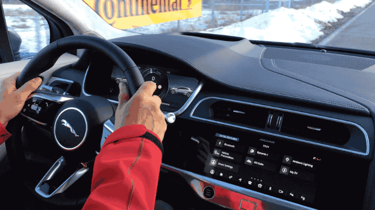 4 款车型虽然都拥有媲美跑车的 0-100km/h 的加速成绩,不过除了捷豹