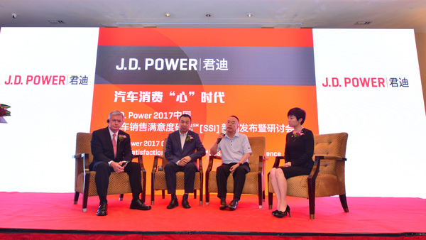专题讨论，从左到右依次为：J.D.-Power全球总裁兼首席执行官Finbarr-O'-Neill、中国汽车流通协会会长沈进军、寰球汽车董事长兼CEO吴迎秋、北京现代汽车有限公司销售分公司，客户服务室室长陈静