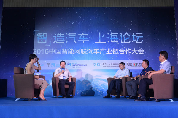 从左至右分别为车云网总编辑赵晶、大唐电信科学技术研究院总工程师王映民、蔚来汽车副总裁张洋、吉利控股集团投资总监纪耀淳、万安集团副总裁李伟