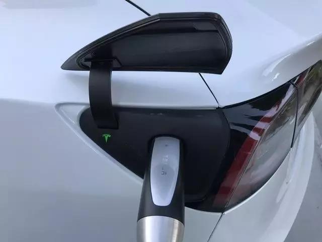 首批特斯拉Model 3即將交車，馬斯克的大招兒終于亮相了！