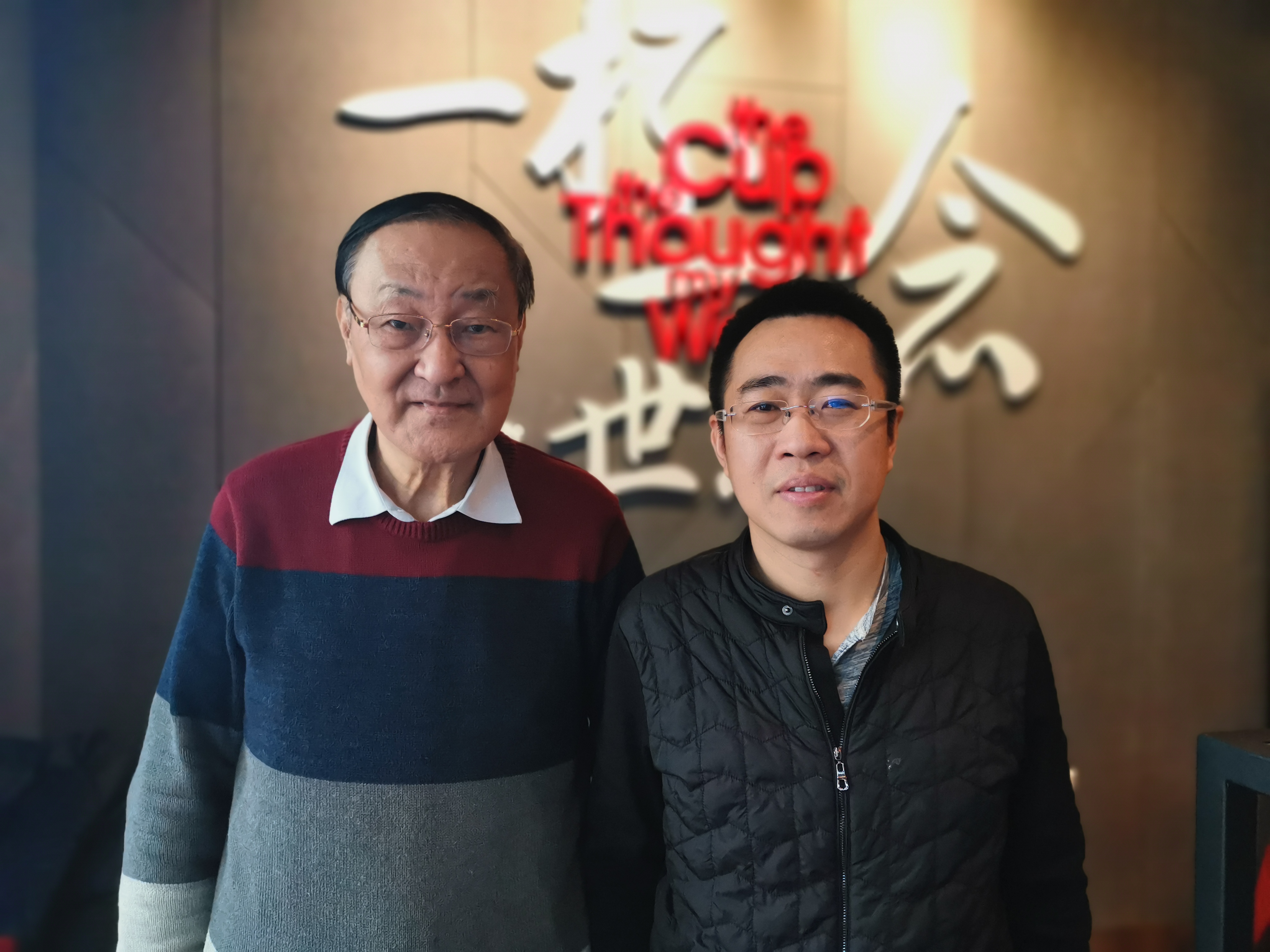 中国汽车工业咨询委员会主任安庆衡（左）与车云网、电动邦创始人兼CEO程李（右）合影 