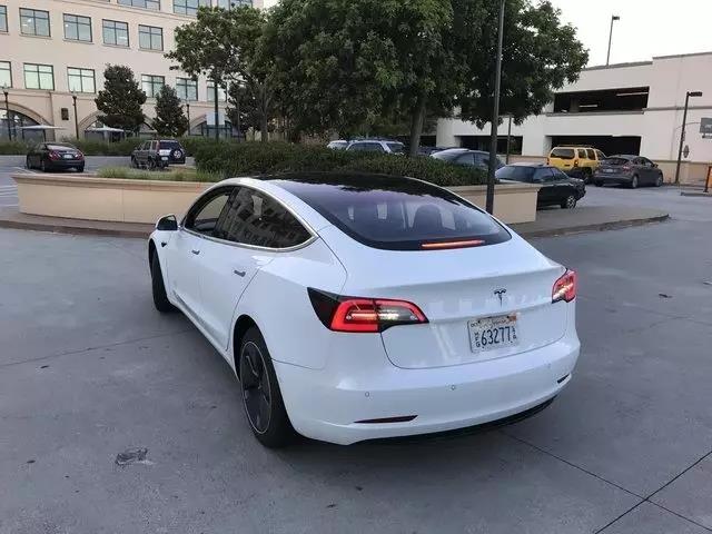 首批特斯拉Model 3即將交車，馬斯克的大招兒終于亮相了！