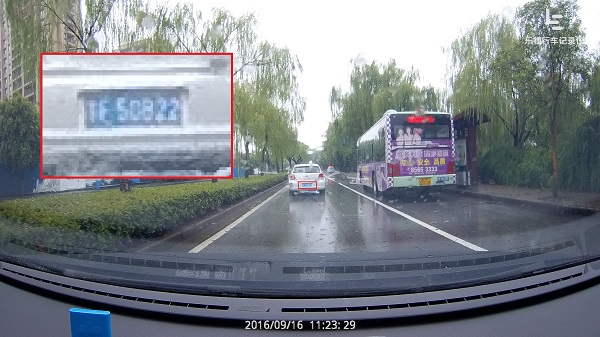 拍照模式：雨天在长距离的条件下，行车记录仪1S也能较清楚地拍到前方车辆的车牌（图片上传有压缩）