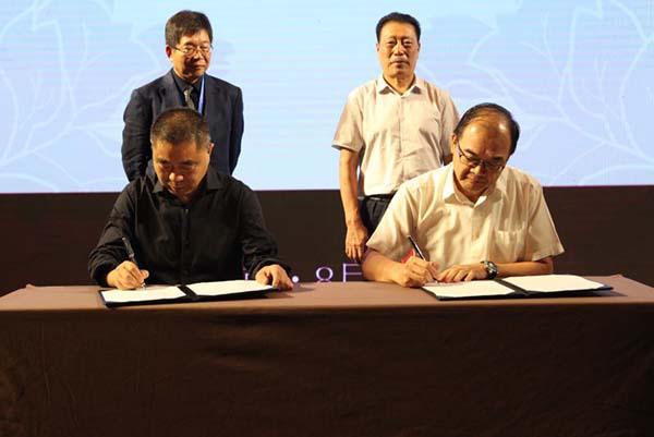 中驰车福创始人张后启（左）与台湾厂商签约