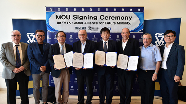Officials-from-Hyundai-Motor,-Technion-and-KAIST-pose-for-photo-after-signing-a-memorandum-of-understanding-for-joint-project-on-self-driving-and-AI-at-a-ceremony-held-at-Technion,-Haifa,-Israel.-(Hyundai-Motor).jpg