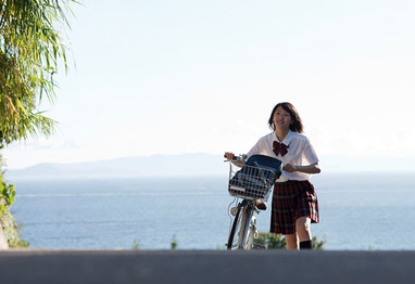 女主播穿裙子骑自行车啦，电动的！