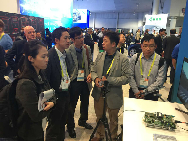 纵目科技CEO唐锐在展台为观众讲解这款ADAS原型产品