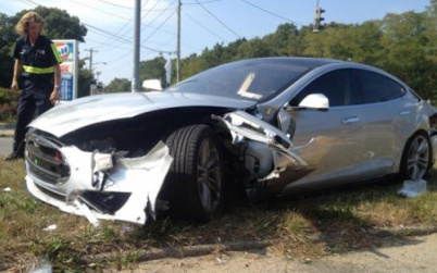Tesla又爆撞车事故，疑似自我策划被指公关作秀