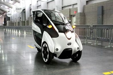 体验丰田i-Road电动三轮车：像极了“包裹式”摩托车的未来出行工具