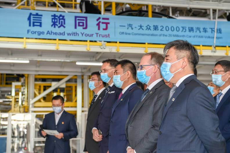 一汽-大众经管会领导出席第2000万辆汽车下线仪式