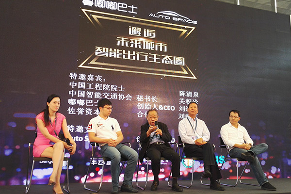 Auto Space与嘟嘟巴士战略合作现场圆桌互动，从左至右依次是Auto Space创始人曹芳宁、嘟嘟巴士创始人刘逸洵、中国工程院院士陈清泉、中国智能交通协会秘书长关积珍、佐誉资本合伙人刘朝晖