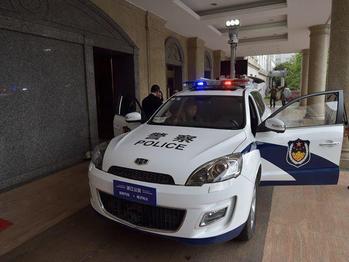 只会巡逻已经out，这辆警车还能人脸识别抓小偷