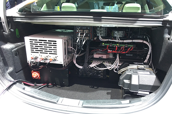 福特第二代Fusion自动驾驶原型车后备箱中鼓鼓囊囊地塞满了计算设备