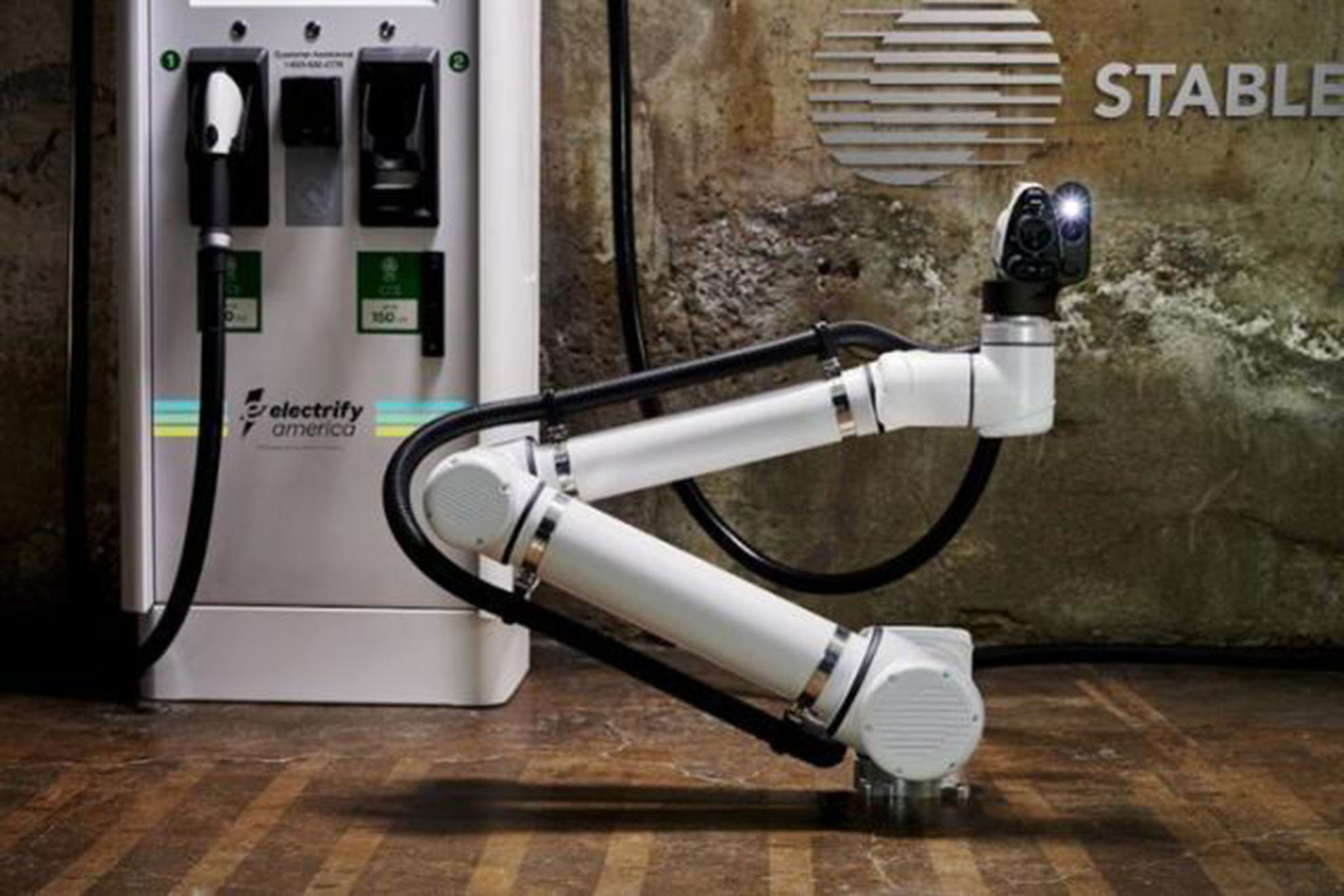 大众移动充电机器人实物首次曝光 可同时为多辆车充电