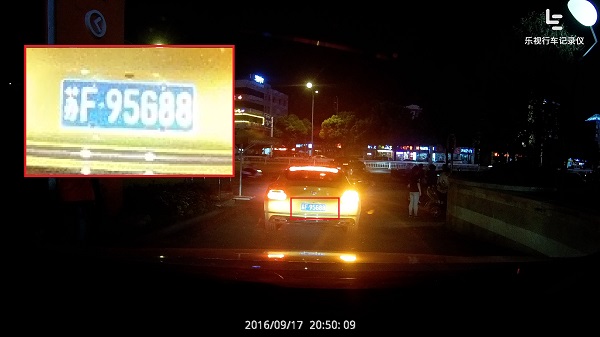 拍照模式：夜晚车速较慢时拍摄到的前方车辆车牌