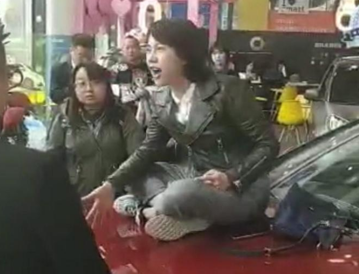 奔驰官方向西安女研究生致歉:确保客户的合法