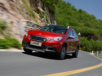 当1.6T装进了标致2008，终于有机会在后视镜看人了