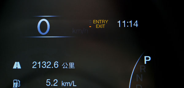 仪表屏上显示的“ENTRY EXIT”标识，标识车辆进入“地库通过模式”