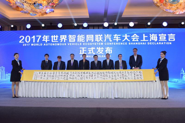 原标题:世界智能网联汽车大会发布上海宣言 新华社上海11月6日电(记者 王鹤)发展智能网联汽车已成为全球汽车产业大国的共识。2017年世界智能网联汽车大会6日在上海嘉定举行,同时发布了上海宣言,表示未来将从五方面着手,合力发展智能网联汽车。 《2017年世界智能网联汽车大会上海宣言》由我国工信部、上海市政府和英国智能网联汽车中心、美国国际交通创新中心、荷兰国家应用科学研究院、日本野村综合研究所联合发布。 宣言称,相关政府、机构及企业未来将积极推动交通运输、信息技术、新能源和人文网络的融合发展,共同致力
