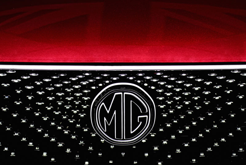 此次MG带来的E-motion概念车，在“我”看来真的是设计非常漂亮：繁星式的进气口、拟人化十足且象征着“伦敦眼”的激光大灯，外加如同卷云般效果的尾灯，凝聚成了一个标准的唯美跑车典范。不过，作为一款概念化的电动跑车，E-motion的设计师或许是有意而为之，依然保留了在燃油车上必须存在，但对电动车却不具有实用意义的车头进气口。