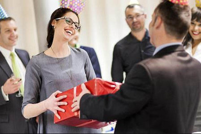 日均生活成本5块，半价买房……上海大众员工福利跟一汽大众年终奖比起来怎么样