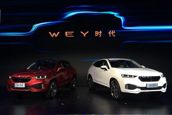外观方面,WEY Pi4 VV7c前脸与新款雷克萨斯NX车型相像,使用了内部结构类似的大面积前进气格栅。新车搭配全新的前包围设计,尾部采用双边共四出式排气布局。车身尺寸方面,新车的长宽高分别为4765*1931*1655mm,轴距为2950mm。 内饰方面,WEY Pi4 VV7c采用黑白双色的内饰设计,环抱式中控台搭配圆形出风口,并使用了三辐式多功能方向盘。新车还配备12.
