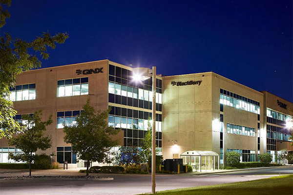在位于渥太华地区的黑莓子公司qnx的总部,一道出席中心揭幕仪式的