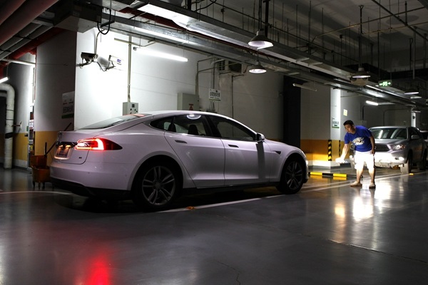 倒车时干扰前方超声波传感器，Autopilot自动刹车
