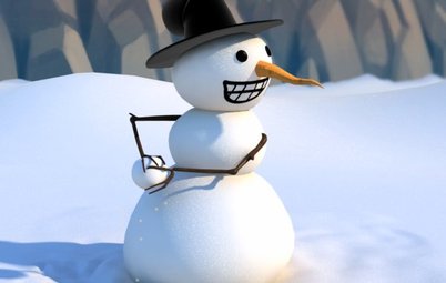 汽车维修服务的金山上，有人在堆雪人，有人在滚雪球