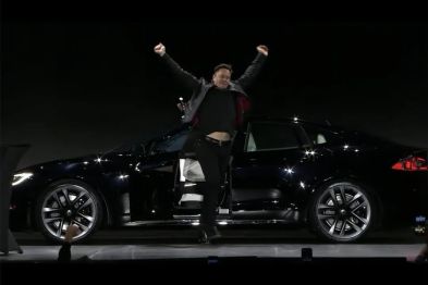 在奔向自动驾驶道路上跳舞的 Model S Plaid