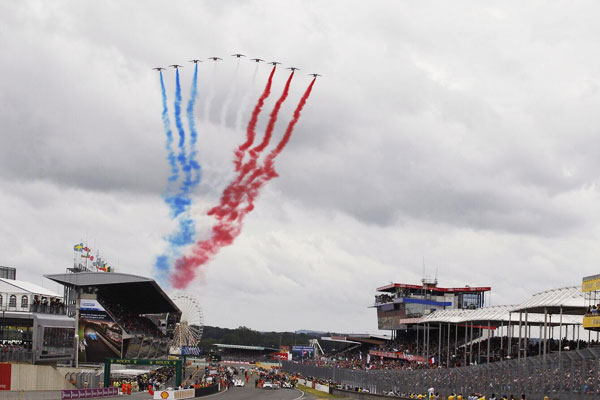法国勒芒24小时耐力赛现场，相比于赛事来说，这里在比赛时更像是一个巨大的游乐场，不但有赛车，还有飞行表演队来助阵，这已然成为勒芒镇的一个传统。