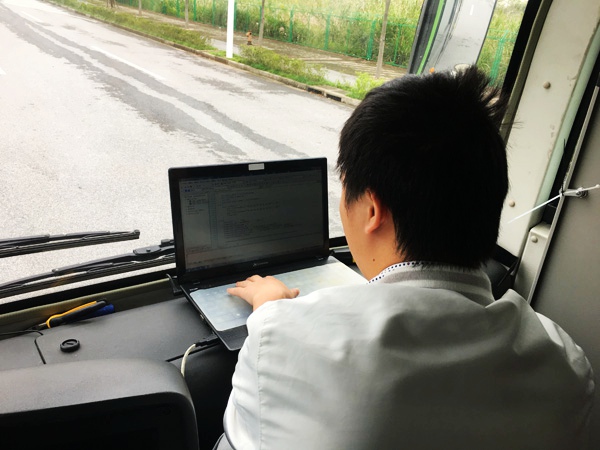 车辆控制是由这台电脑调取对应程序来实现的