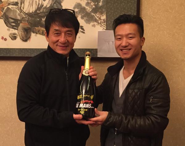 2015年11月，程飞在亚洲勒芒夺冠，如约带着庆功香槟到辽宁铁岭探班，成龙表示来年6月一定去法国为车队的勒芒24小时耐力赛助威。