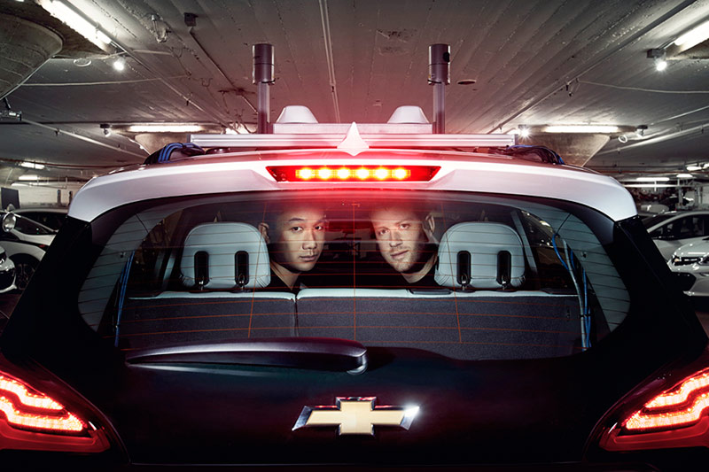 Cruise COO Daniel Kan（左）和CEO Kyle Vogt（右）坐在自动驾驶车中（图片来源：Fortune）