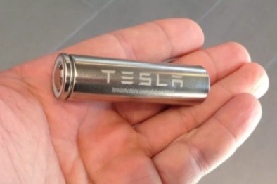 特斯拉一边造车，一边造电池？