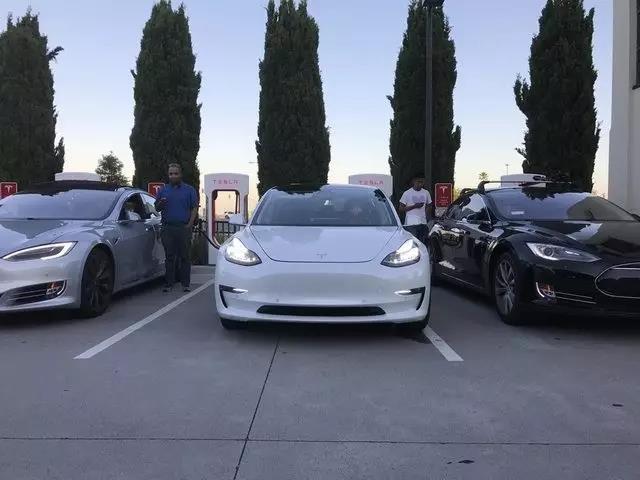 首批特斯拉Model 3即將交車，馬斯克的大招兒終于亮相了！