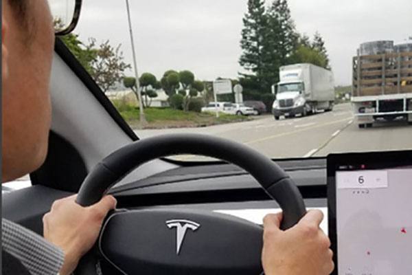 招揽HoloLens牛人，特斯拉或在研发AR汽车