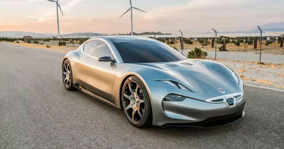 Fisker EMotion采用石墨烯电池材料，充电九分钟就可以行驶208公里，最大续航里程达到644公里，最高时速为259公里/小时。该车预计在2020年，率先在英国出售。