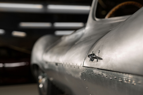 捷豹如何让一辆1957年的传奇性超跑车“重生”的？