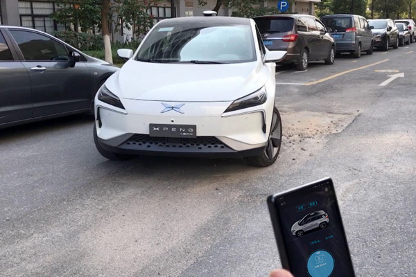 手机控制泊车.jpg