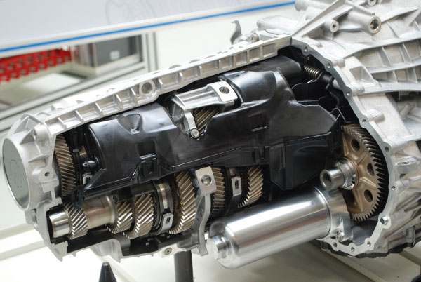 DL382变速箱采用了主动润滑式的润滑油壳设计，变速箱右下角可以看到负责保持滑阀箱压力的储压罐