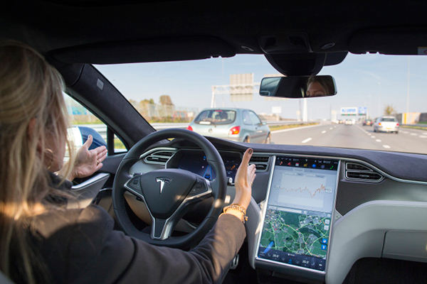特斯拉Autopilot驾驶辅助系统