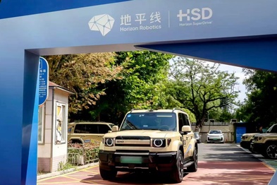 HSD V2.0 实测：终于有了一款智驾，让CBD通勤不再受折磨