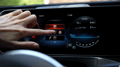 (不要误会,仪表盘并非触摸屏……)