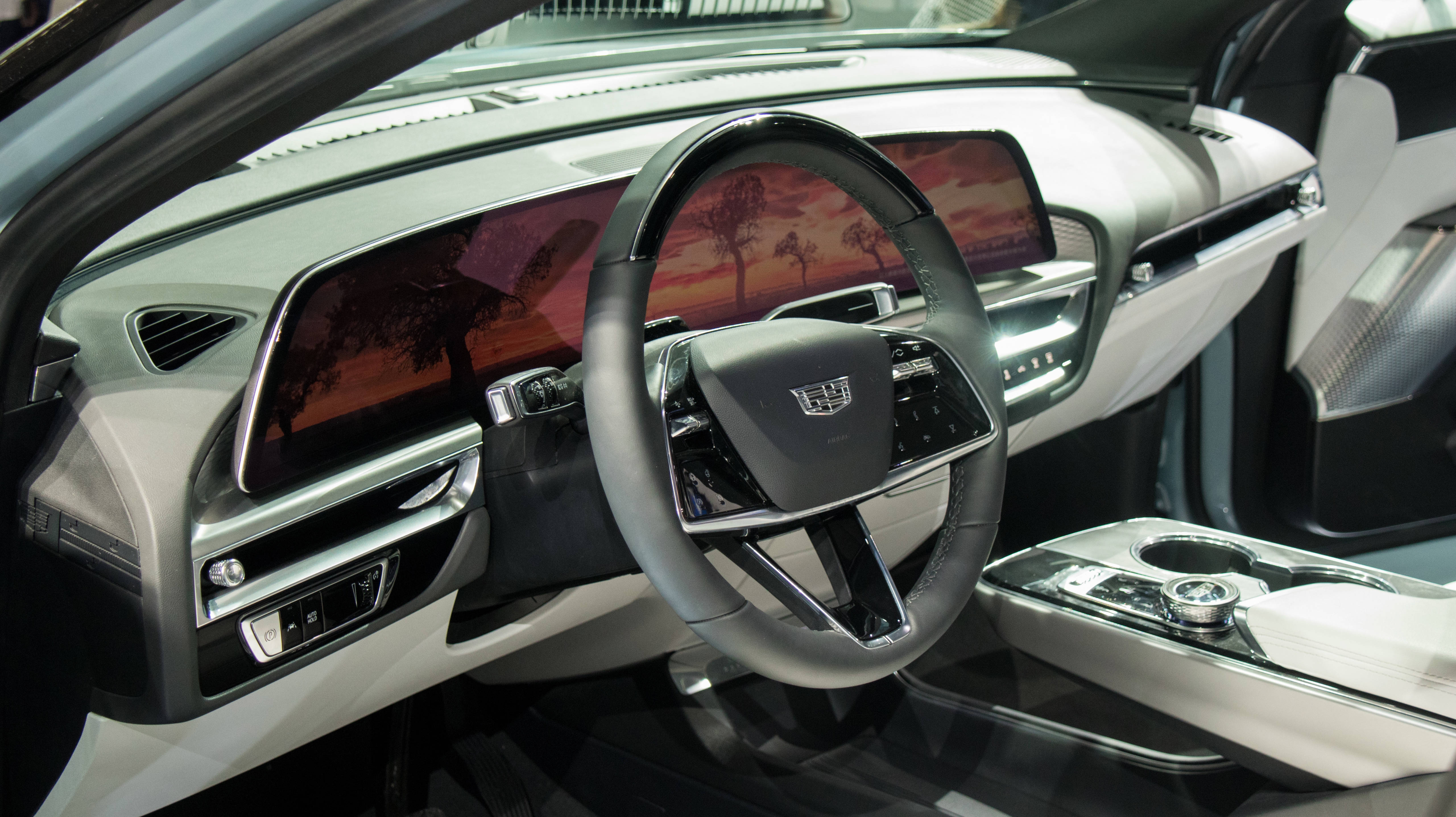 作为一台纯电车型,凯迪拉克lyriq的内饰设计自然的融入了很多新能源