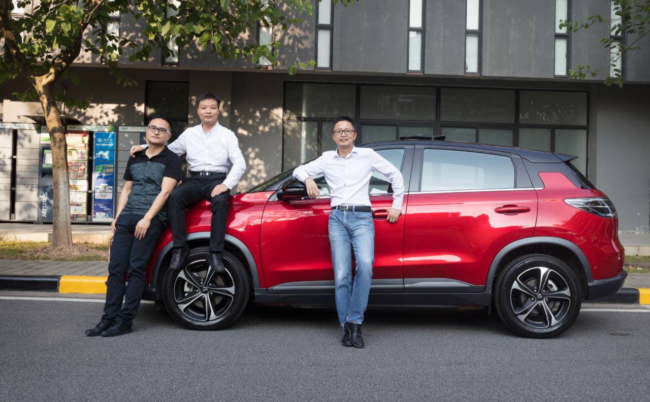 小鹏汽车联合创始人,总裁夏珩(右一)