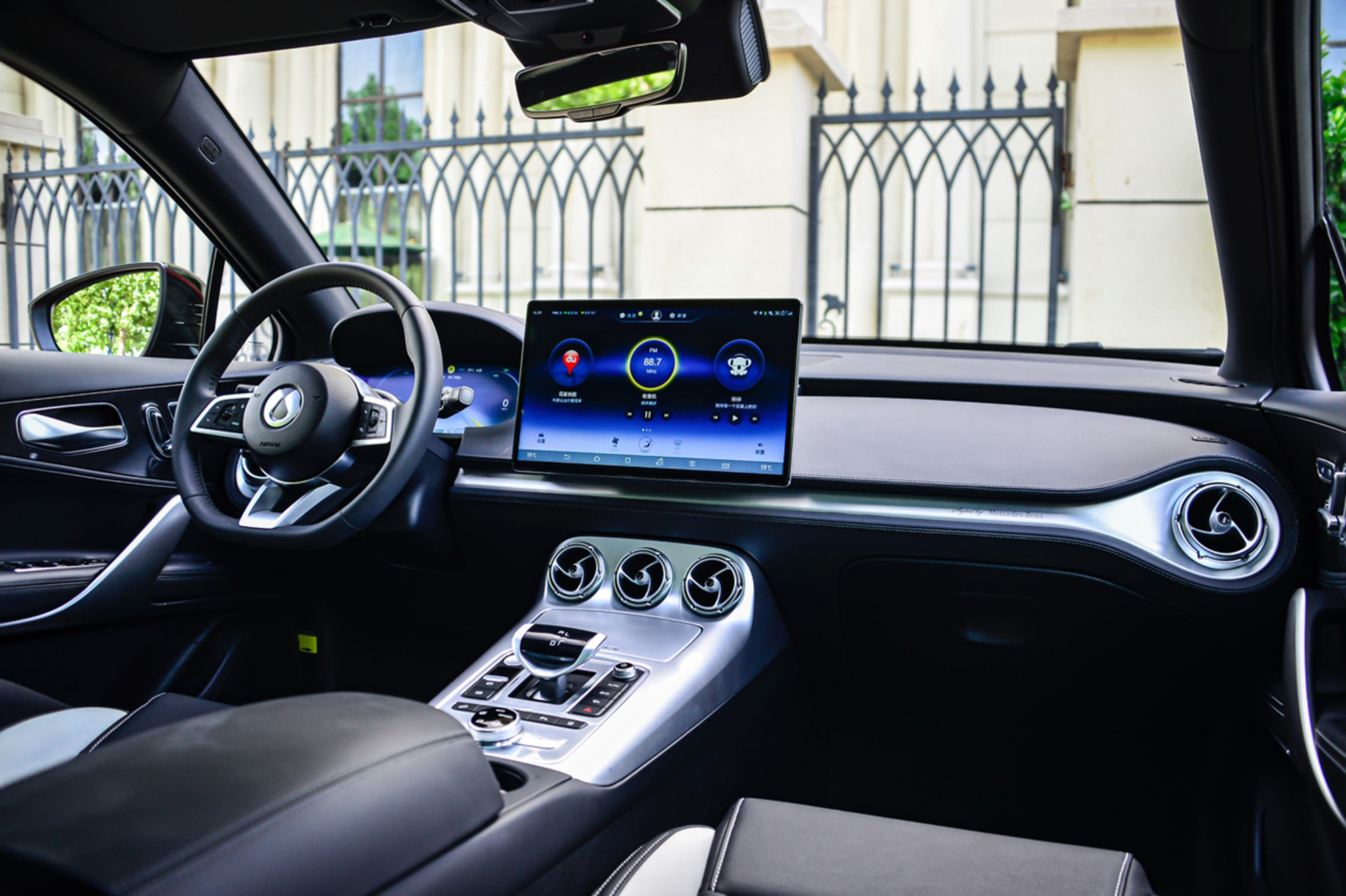 腾势x内饰设计非常简约,车辆设置和各项功能体验都集成在车机里,显然