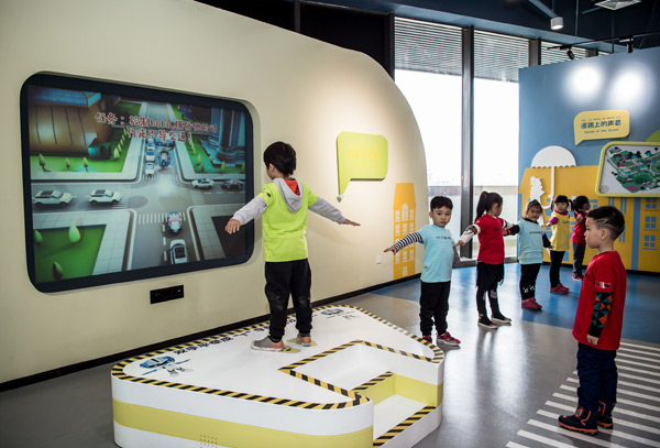 首个道路安全小卫士体验区焕"芯"开幕除了人们耳熟能详的体感互动系统